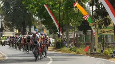 Sejumlah pebalap melewati Kecamatan Jajag, Banyuwangi dalam Etape 3 ITdBI yang menempuh jarak 201,7 Km, (18/10/2014). (Liputan6.com/Helmi Fithriansyah)