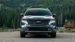 Facia KIA Sorento dipenuhi dengan aura gagah yang berkelas. Minimnya aksen chrome membuatnya tampil sangat namun tetap terlihat sopan, tidak seperti wajah Palisade yang terkesan garang. Bumper depan terlihat tebal dan kekar dengan fog lamp yang sudah LED. Grill Tiger Nose yang merupakan bahasa desain KIA turus hadir sebagai ventilasi pasokan udara ke ruang mesin. (Source: kia.com/us)