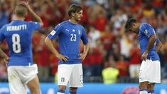 Para pemain Italia tampak kecewa usai takluk dari Spanyol pada laga kualifikasi piala dunia 2018 di Stadion Santiago Bernabeu, Madrid, Sabtu (2/9/2017). Spanyol menang 3-0 atas Italia. (AP/Francisco Seco)