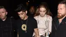 Pasangan kekasih Zayn dan Gigi tidak hanya sekedar menunjukan kemesraannya, namun mereka juga mengabadikannya dan mengunggah di akun media sosial keduanya. (doc.dailymail.com)