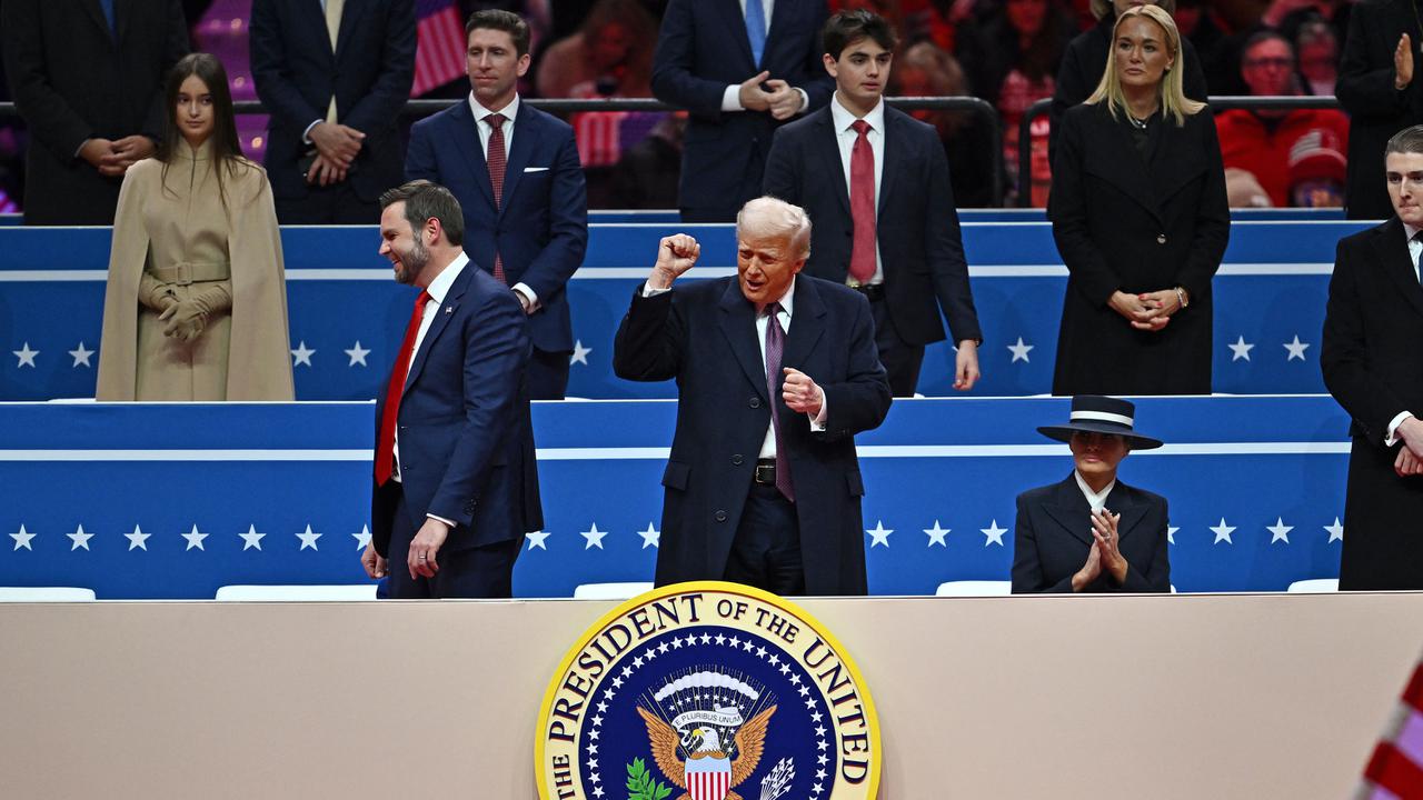 Didampingi JD Vance, Presiden Amerika Serikat Donald Trump Temui Pendukungnya di Capital One Arena