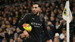 Para pemain muslim The Cityzens seperti Rayan Cherki, Omar Marmoush, Bdukoir Khusanov, dan Rayan Ait-Nouri kemudian tampak menepi untuk minum di pinggir lapangan. (AFP/Oli Scarff)