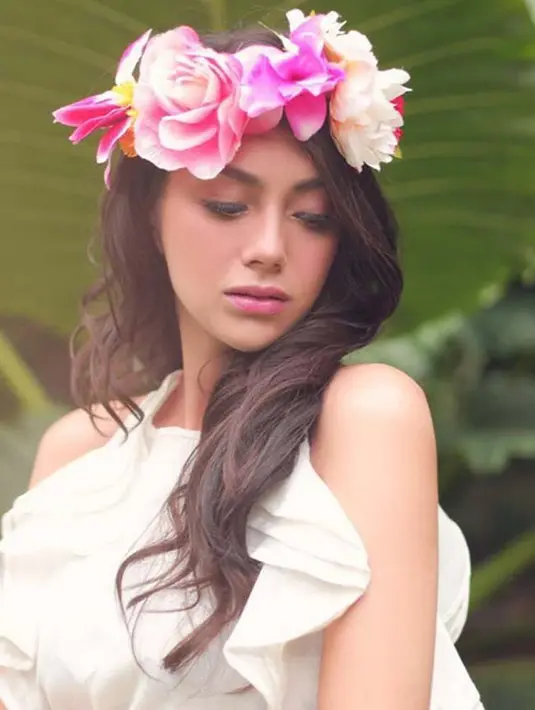 Menjadi seorang ibu yang sedang megandung memang sering mengalami hal yang terduga. Seperti yang dirasakan Celine saat ini, di mana menurutnya tingkat emosionalnya menjadi lebih tinggi. (Instagram/celine_evangelista)