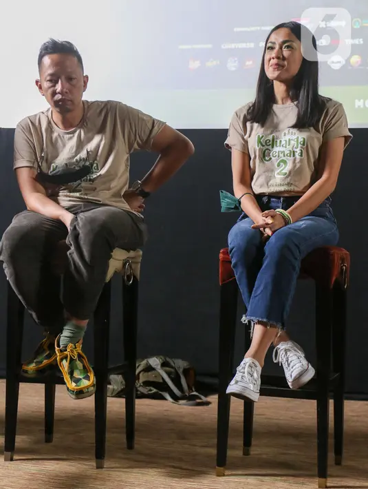 Aktor Ringgo Agus Rahman dan Nirina Zubir  memberikan keterangan saat jumpa pers peluncuran film Keluarga Cemara 2 di Jakarta, Senin (20/6/2022). Film Keluarga Cemara 2 akan tayang pada 23/6/2022, yang menceritakan drama kehidupan keluarga yang hits era tahun 90an. (Liputan6.com/Herman Zakharia)