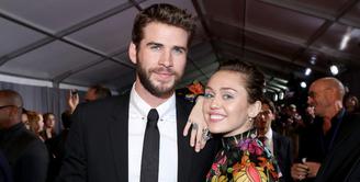 Bicara soal kisah asmara Miley Cyrus dan Liam Hemsworth memang tak aka nada habisnya. Selain kerap dikabarkan akan segera menikah, hubungan keduanya pun ternyata sempat kandas di tengah jalan. (AFP/Rich Polk)