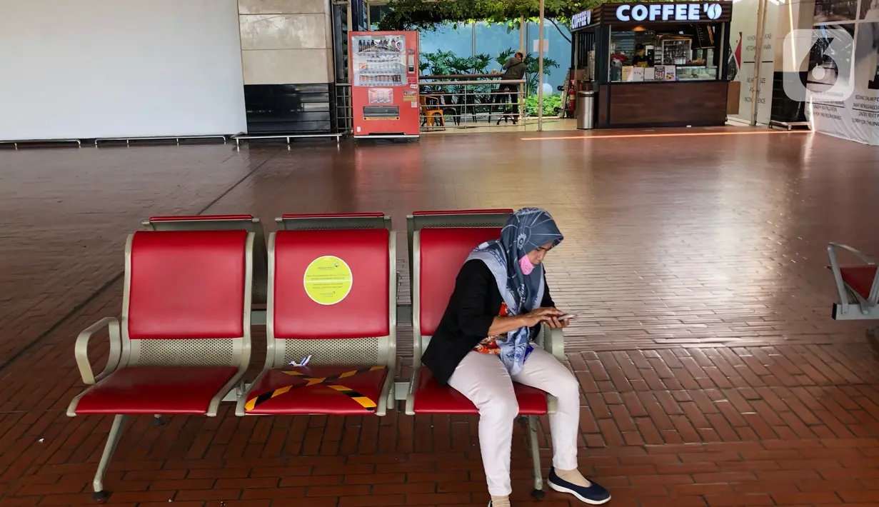 Penumpang beraktivitas di area Bandara Soekarno-Hatta, Tangerang, Jumat (24/7/2020). Senior Manager Branch Communication and Legal Bandara Soetta Febri Toga Simatupang mengatakan di bulan Juli, jumlah pergerakan penumpang rata-rata per hari mencapai 30.000 orang. (Liputan6.com/Immanuel Antonius)