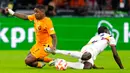 Pemain Belanda Steven Bergwijn (kiri) berebut bola dengan pemain Belgia Amadou Onana pada pertandingan sepak bola UEFA Nations League di Johan Cruyff ArenA, Amsterdam, Belanda, 25 September 2022. Belanda menang 1-0. (AP Photo/Peter Dejong)