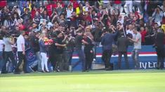 Berita video Neymar yang membuat heboh fans PSG (Paris Saint-Germain) dalam sebuah sesi latihan terbuka. This video presented by BallBall.