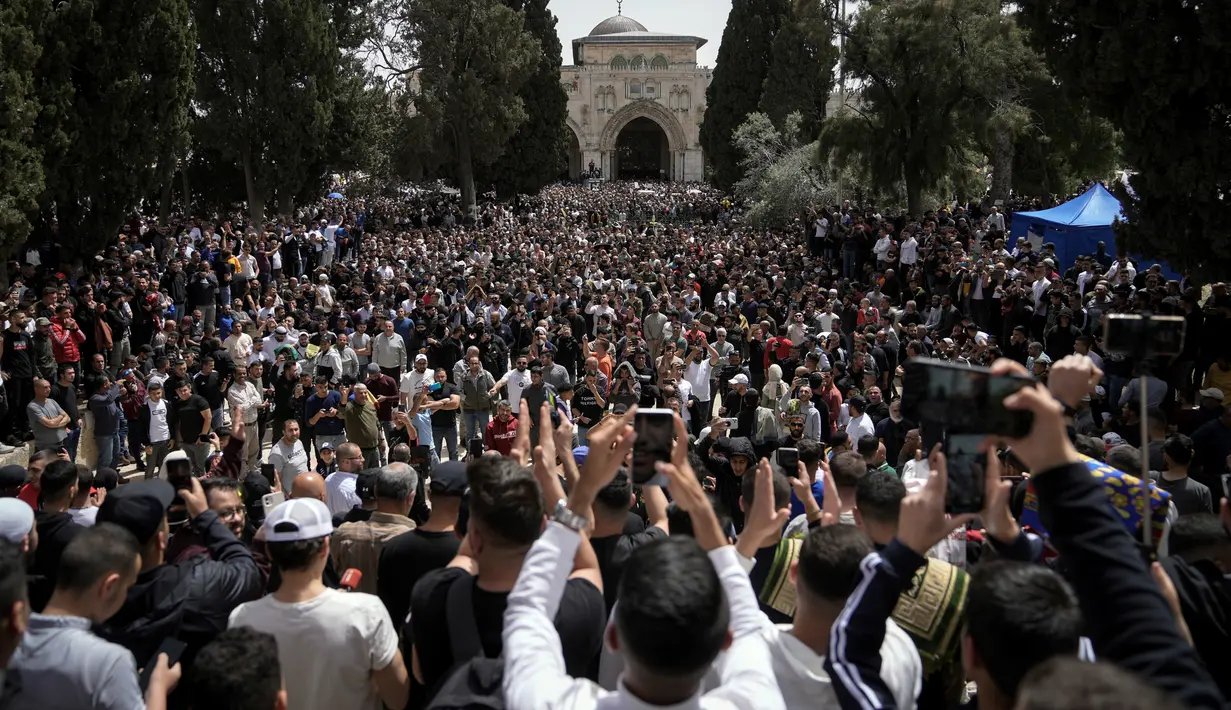 Usai salat Jumat, umat muslim melakukan demonstrasi di Kompleks Masjid Al Aqsa. (AP Photo/Mahmoud Illean)