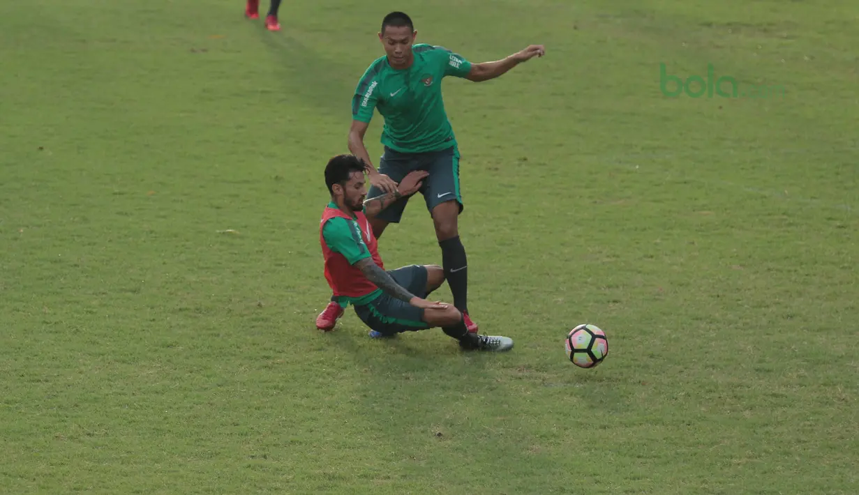 Pemain Timnas Indonesia U-23, Stefano Lilipaly berebut bola dengan rekannya pada sesi latihan di Lapangan ABC Senayan, Jakarta (20/6/2018). Indonesia akan melawan Korea pada laga uji coba 23-6-2018. (Bola.com/Nick Hanoatubun)