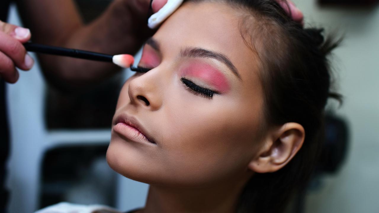 Ilustrasi MUA Ini Sukses Merias Pengantin Korban Kecelakan Penuh Luka/unsplash Chalo