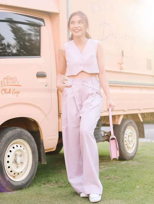 Outfit kasual warna cerah menjadi andalannya di tengah cuaca panas Thailand. [Foto: IG/chelseaoliviaa].