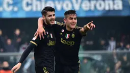 Alvaro Morata disambut rekannya, Paulo Dybala, setelah mencetak gol ke gawang Chievo dalam lanjutan Serie A Italia di Stadion Marc'Antonio Bentegodi, Minggu (31/1/2016). (AFP/Giuseppe Cacace)