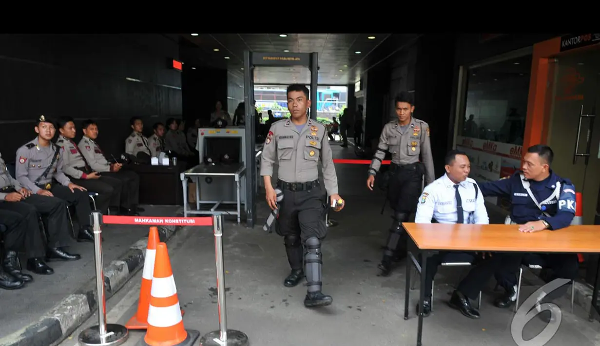 Pihak Kepolisian akan mengamankan bagian dalam dan luar gedung Mahkamah Konstitusi sampai jalan-jalan di sekitar gedung Mahkamah Konstitusi, Jakarta, Rabu (20/8/2014) (Liputan6.com/Johan Tallo)