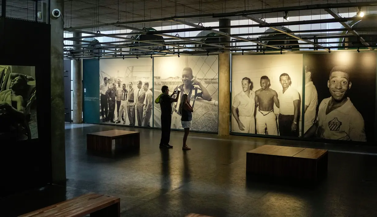 Pengunjung mengunjungi Museum Pele di Santos, Brasil, 26 Desember 2022. Museum Pele terdiri dari berbagai perlengkapan yang berkaitan dengan kejayaan sang legenda. (AP Photo/Matias Delacroix)