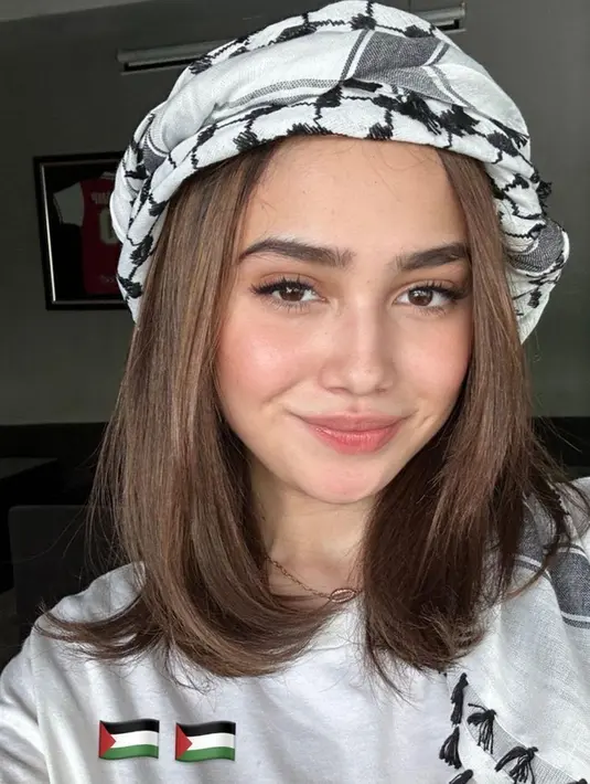 Syifa pun tampil dengan riasan wajah natural terlihat bahkan tanpa makeup. Dengan rambut coklat sebahu yang dibiarkan terurai. [@syifahadju]