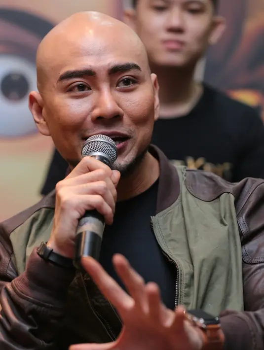 "Bisa pertanyaannya soal film saja nggak? (Soal tulisan Rina Nose) bukan urusan hidup saya. Saya nggak mau komentar," kata Deddy Corbuzier di kawasan Kuningan Rabu (15/11/2017) malam. (Adrian Putra/Bintang.com)