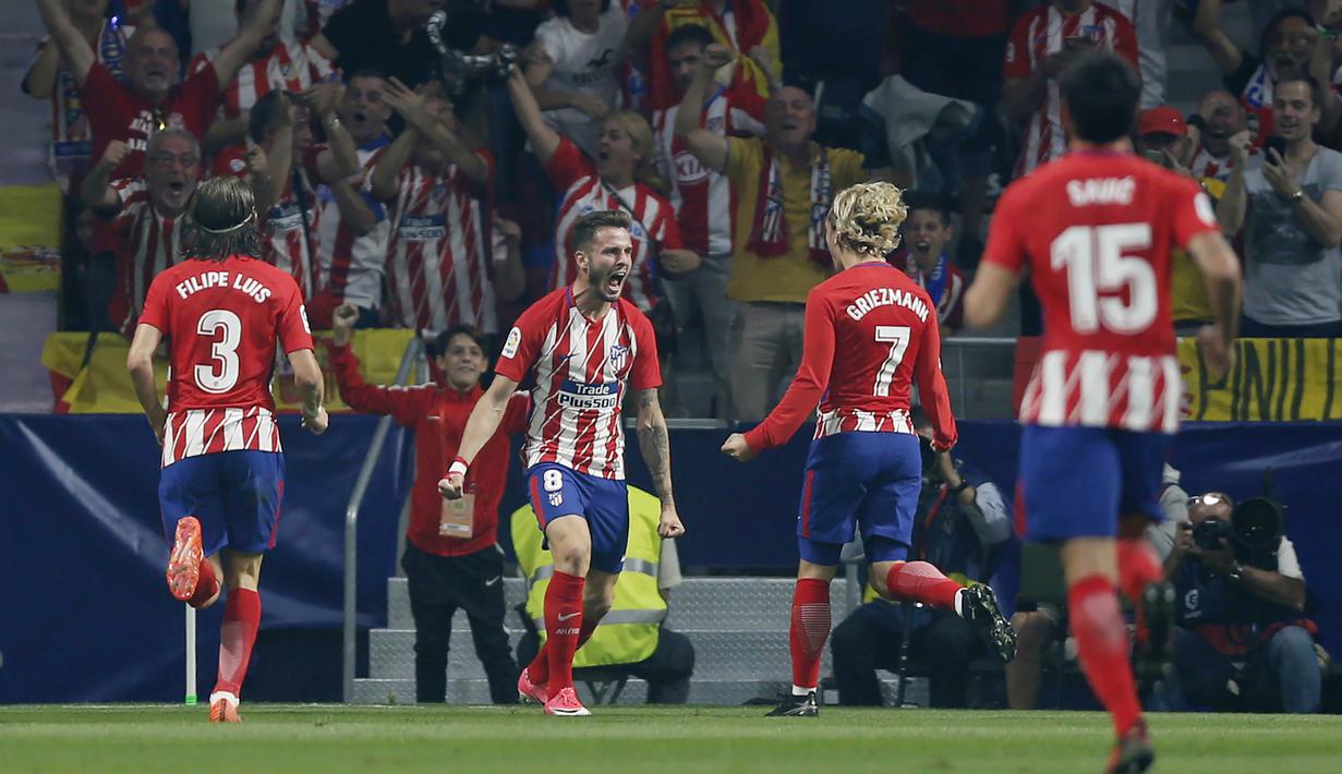 Para pemain Atletico Madrid merayakan gol yang dicetak Saul Niguez ke gawang Barcelona pada laga La Liga Spanyol di Stadion Wanda Metropolitano, Minggu (15/10/2017). Atletico Madrid bermain imbang 1-1 dengan Barcelona. (AP/Francisco Seco)