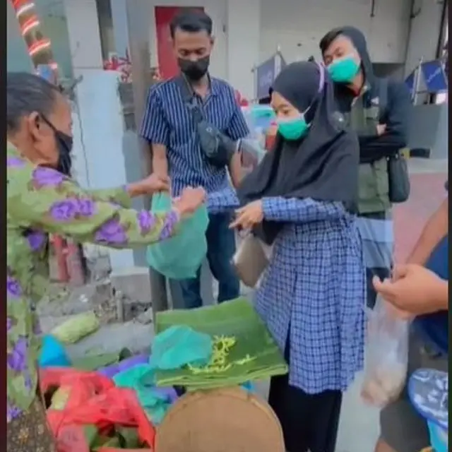 Nenek Penjual Mi Goreng Dagangannya Diborong, Warganet Ikut Terharu