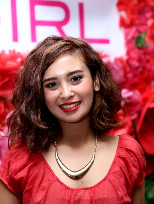 Ditemui di Plaza Semanggi, Jakarta, Kamis (19/11), Wanita berambut keriting ini mengaku senang bereksperimen dengan make up. Jika terinspirasi oleh sesuatu, ia tak takut untuk mencoba namun harus tetap menyesuaikan dengan wajah. (Andy Masela/Bintang.com)