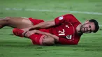 Jens Raven tampak kesakitan usai dirinya dijatuhkan oleh salah satu pemain Malaysia pada laga pemungkas Grup A Piala AFF U-23 2025, Senin (21/7/2025). (Bola.com/Abdul Aziz)