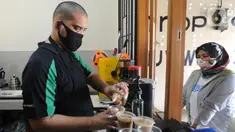 Ahmad Hilmy Almusawa, pemuda 22 tahun penyandang tunanetra meracik kopi pesanan pelanggan di Mata Hati Koffie di Jalan Cabe, Pondok Cabe Ilir, Pamulang, Tangerang Selatan, Banten, Selasa (21/7/2020). (merdeka.com/Arie Basuki)