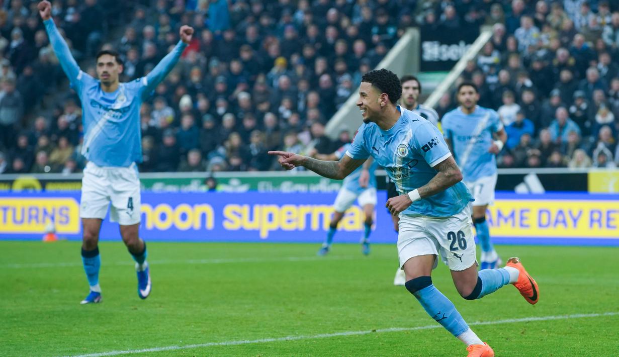 Newcastle sempat unggul lebih dahulu. Mereka berhasil mencetak gol melalui Harvey Barnes. Namun Man City bisa menyamakan skor berkat gol Savinho. Brace dari Omar Marmoush kemudian menyegel kemenangan atas Newcastle. (AP Photo/Ian Hodgson)