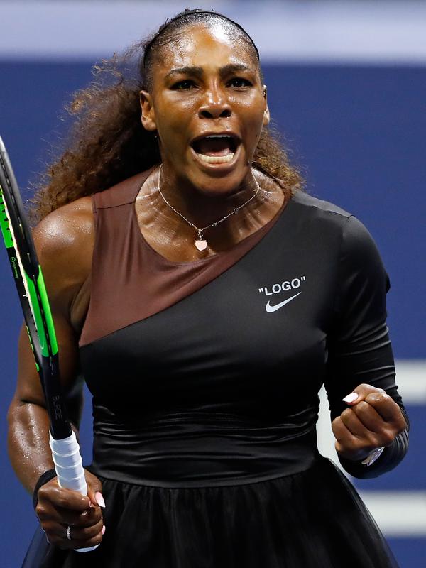 Petenis AS, Serena Williams berselebrasi setelah mengalahkan Karolina Pliskova dari Ceko pada perempat final turnamen AS Terbuka di New York, Selasa (4/9). Serena memastikan diri lolos ke babak semifinal berkat kemenangan 6-4 dan 6-3. (AP/Adam Hunger)