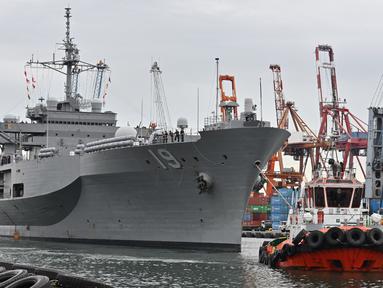 Kapal komando Amerika Serikat USS Blue Ridge (LCC-19) berlabuh di dermaga JICT 2, Pelabuhan Tanjung Priok, Jakarta, Rabu (1/5/2019). Kunjungan kapal komando Armada ke-7 AS itu dalam rangka peringatan ke-70 tahun hubungan diplomatik Indonesia dan Amerika Serikat. (ADEK BERRY / AFP)