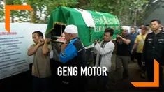 Seorang remaja tewas dibacok geng motor saat akan memberikan sumbangan ke panti asuhan. Korban kesulitan menyalakan motor saat dihampiri geng motor bersenjata tajam.