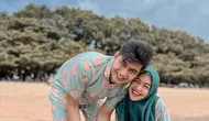 YouTuber sekaligus adik dari Oki Setiana Dewi ini memboyong keluarga kecilnya untuk liburan ke Pulau Dewata, Bali. Lewat Instagram pribadinya, Ria Ricis membagikan serunya liburan bareng suami dan anak. (Liputan6.com/IG/@riaricis1795)