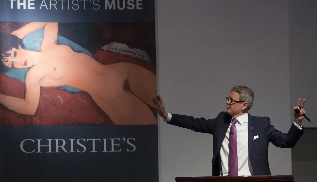 Presiden balai Lelang Christie, Jussi Pylkkanen saat melelang lukisan karya Amedeo Modigliani "Nu couche" berjudul "The Artis Muse" di Manhattan, New York (9/11). Lukisan ini dijual dengan harga US152,000,000.00 (sekitar 1Triliun). (REUTERS/Andrew Kelly)