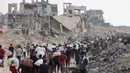 Untuk diketahui, setiap harinya ada ribuan orang berkumpul di area tersebut dengan harapan menerima pasokan bantuan bahan pangan makanan, ketika kelaparan ekstrim mengancam Jalur Gaza setelah lebih dari 20 bulan perang berkecamuk. (Omar AL-QATTAA/AFP)