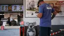 Patung koala terlihat di sebuah restoran di Port Macquarie, New South Wales, Australia (9/10/2020). Sebuah acara bertajuk Hello Koalas Sculpture Trail 77 patung koala di berbagai lokasi dalam radius 10 km, digelar di kota pesisir tersebut untuk menarik wisatawan. (Xinhua/Bai Xuefei)