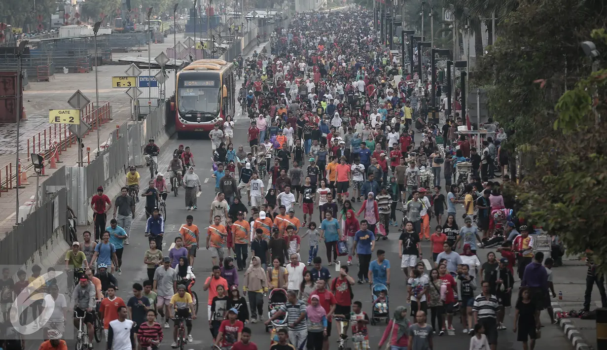Warga memadati Car Free Day (CFD) di kawasan Bundaran HI, Jakarta, Minggu (8/5/2016). Walaupun libur panjang, warga Jakarta masih antusias melakukan aktivitas di hari bebas berkendaraan untuk berolahraga. (Liputan6.com/Faizal Fanani)