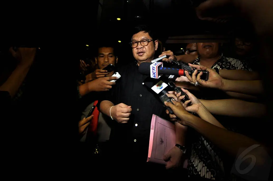 Mantan Menteri BUMN, Laksamana Sukardi usai diperiksa penyidik KPK, Jakarta, Rabu (10/12/2014). (Liputan6.com/Miftahul Hayat)