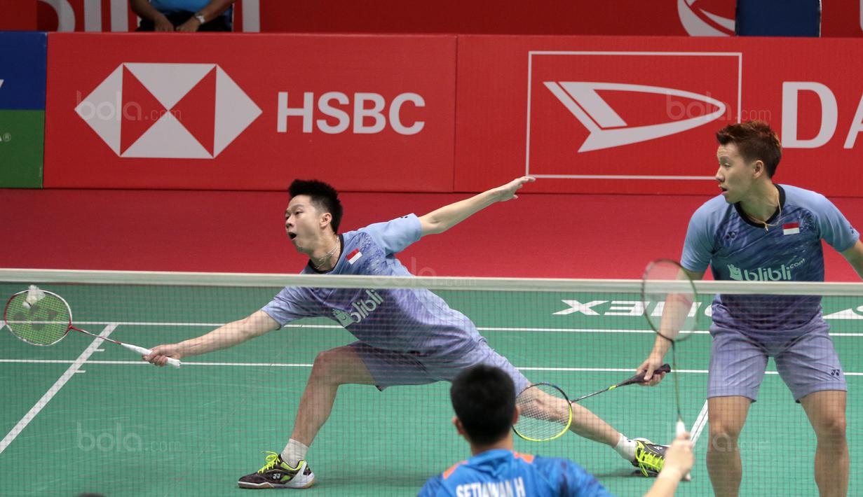 Aksi Kevin Sanjaya (kiri) mengembalikan kok ke arah Rian Agung/Hendra Setiawan pada babak kedua Daihatsu Indonesia Master 2018 di Istora Senayan, Kamis (25/1/2018). Kevin/Marcus menang 21-16 23-2.1 (Bola.com/Nick Hanoatubun)