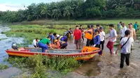Petugas mengevakuasi mahasiswa Politeknik Caltex Riau yang meninngal dunia karena tenggelam di Sungai Kampar. (Liputan6.com/Istimewa)