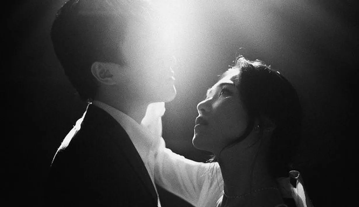 Potret kebersamaan Isyana dan suami ini mencerminkan ketabahan keduanya usai kehilangan buah hati yang masih di dalam kandungan. (Liputan6.com/IG/@isyanasarasvati)