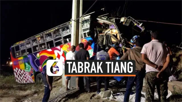 VIDEO: Bus Sekolah Tabrak Tiang Listrik, 7 Orang Terluka