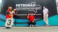 Empat putra daerah Nusa Tenggara Barat (NTB) yang dikirim oleh Mandalika Grand Prix Association (MGPA) untuk terlibat dalam pelaksanaan FIM Asia Road Racing Championship (ARRC) yang berlangsung pada 14-15 September 2024 di Sepang International Circuit, Malaysia. (Bola.com/Dok. MGPA)