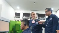 Direktur Pelayanan BPJS Ketenagakerjaan Roswita Nilakurnia meninjau langsung proses layanan yang dilakukan oleh para petugas Contact Center 175 di site Kota Yogyakarta.