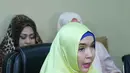 "Ketika itu saya kecewa dan menangis kepada beliau mengapa kamu melakukan itu kepada saya. Status saya belum selesai. Kok kamu teganya punya hubungan dengan orang lain, di situ beliau membantah," sambung Rima. (Nurwahyunan/Bintang.com)