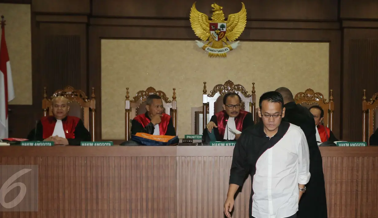 Suami Inneke Koesherawati, Fahmi Darmawansyah berjalan usai menjalani sidang perdana di Tipikor Jakarta, Senin (13/3). Fahmi dan dua pegawainya diduga memberikan suap sebesar Rp 2 miliar kepada Eko Hadi Susilo. (Liputan6.com/Helmi Afandi)