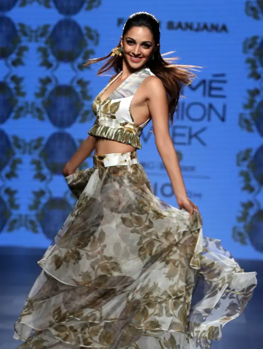 Aktris Bollywood India, Kiara Advani mengenakan busana rancangan desainer Sanjana di Lakmé Fashion Week Summer Resort 2017 di Mumbai, India (1/2). (AFP Photo/Sujit Jaiswal)