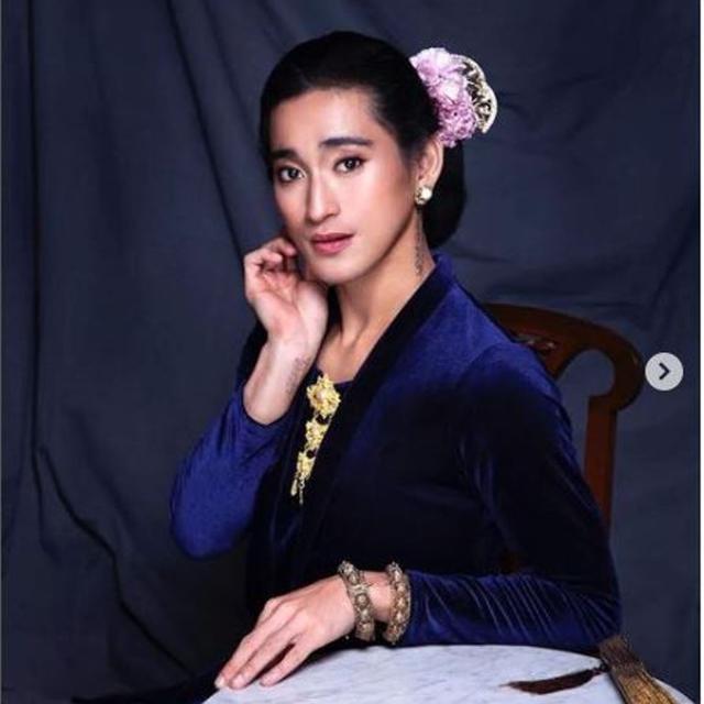 Kembali Tampil Feminin Bio One Bergaya Pakai Kebaya dan Rambut Disanggul