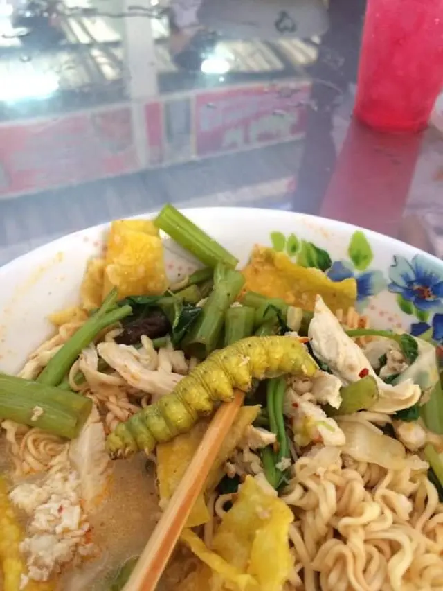 7 Potret Hewan Aneh Terselip di Makanan, Bikin Jijik