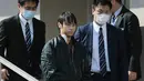 Kabu Terauchi (kedua kiri) meninggalkan rumah sakit dengan pengawalan polisi di Izunokuni, Jepang, Kamis (31/3). Pria 23 tahun asal Nakano itu menculik dan menyekap gadis remaja (15) selama dua tahun di dalam apartemen miliknya. (JIJI PRESS/AFP)
