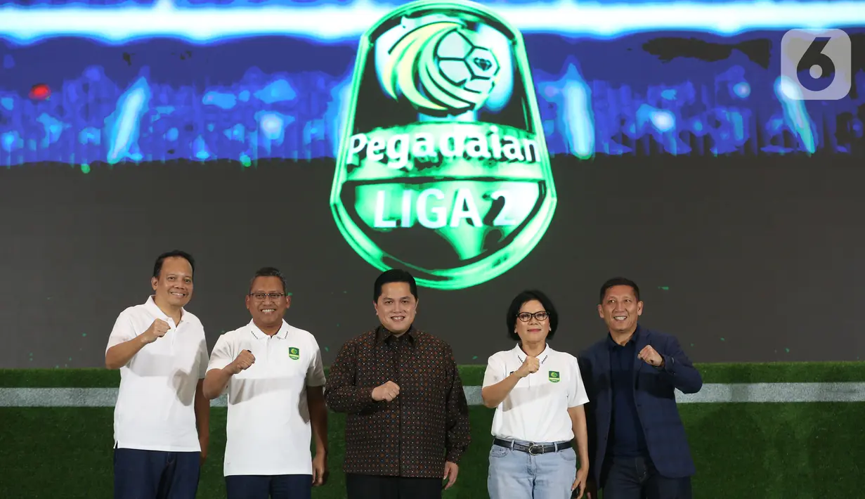 Ketua Umum PSSI yang juga Menteri BUMN, Erick Thohir (tengah) saat meresmikan bergulirnya Pegadaian Liga 2 Indonesia 2024/2025 di Jakarta, Selasa (3/9/2024). (Liputan6.com/Helmi Fithriansyah)