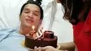 Lewat akun Instagramnya, Econ mengunggah video singkat memperlihatkan sang  istri membawa kue coklat yang berhiaskan lilin di atasnya. Mereka merayakan ulang tahun pernikahannya. (Instagram/edison_wardhana)